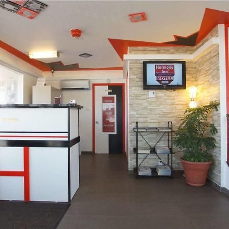 Harmony Inn Годерич Екстериор снимка